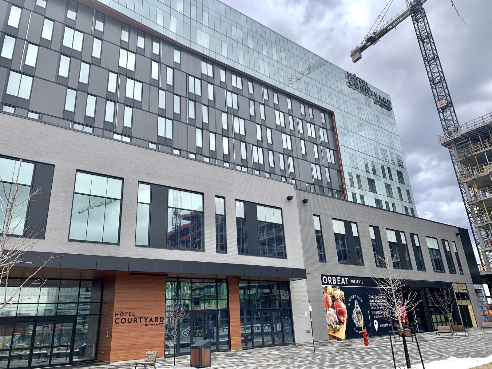 Entrée extérieure de l’hôtel Courtyard Montréal-Brossard