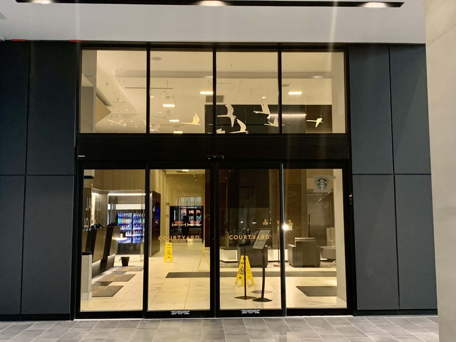Entrée intérieure du Courtyard Montréal-Brossard