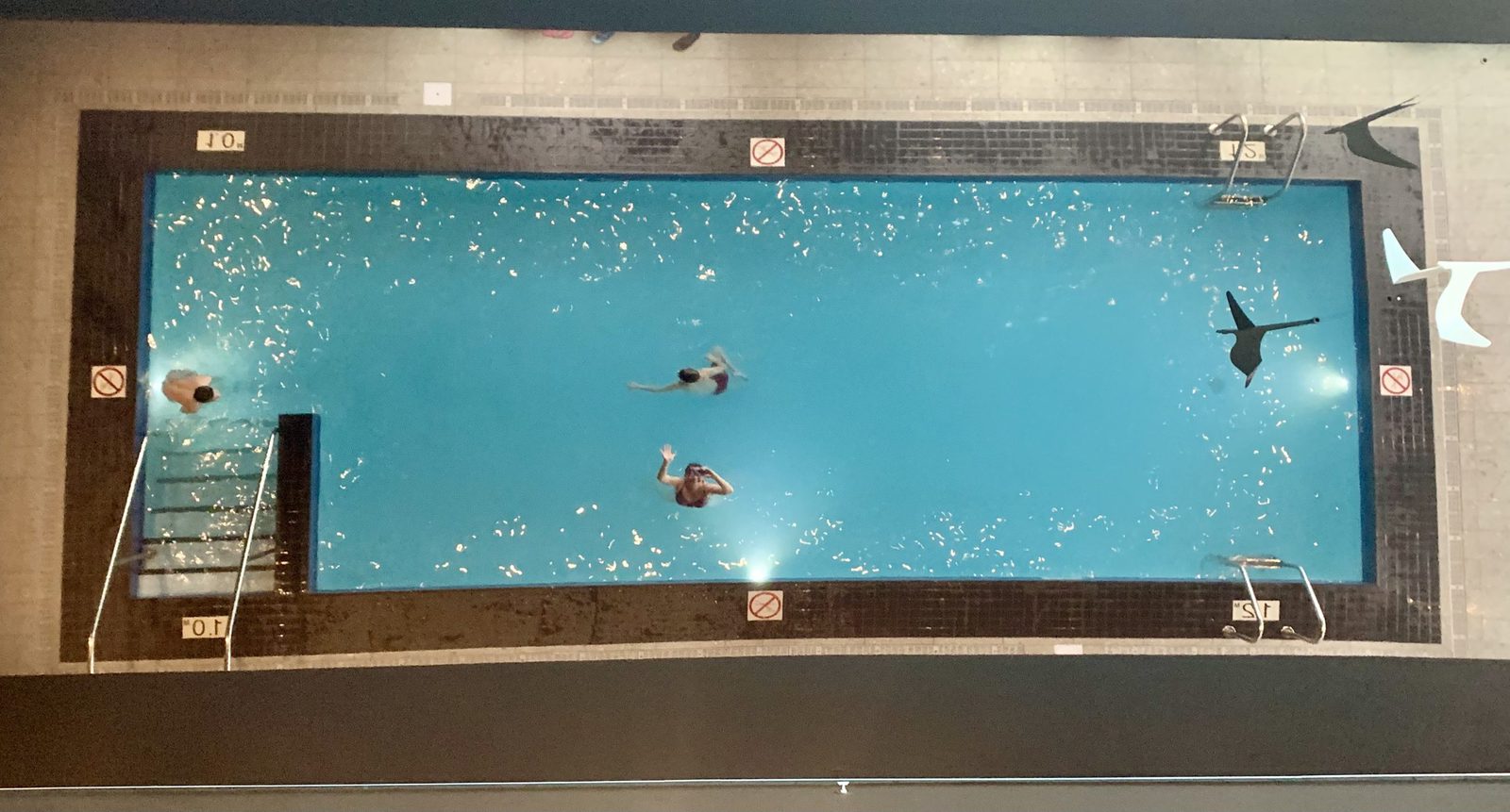 Miroir du plafond de la piscine