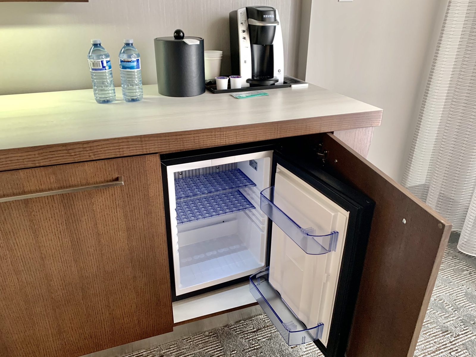 Mini-frigo et cafetière