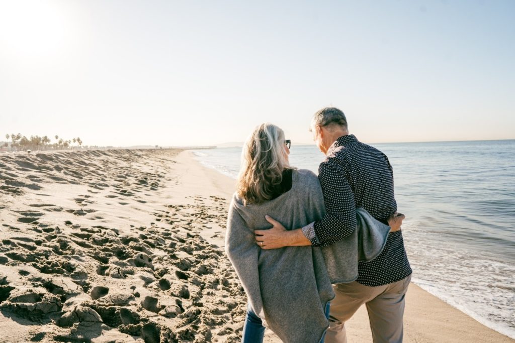 Assurance Voyage vieux couple à la plage prévoyance retraite