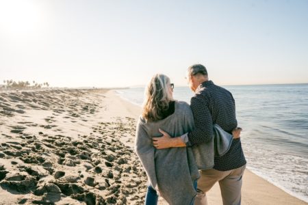 Assurance Voyage vieux couple à la plage prévoyance retraite