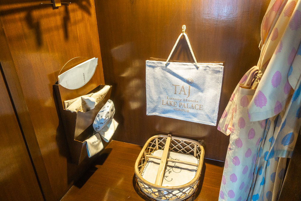 taj lake palace udaipur—