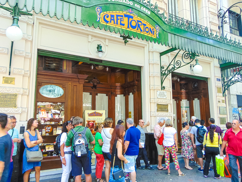 Centre ville file pour aller au Cafe Tortoni