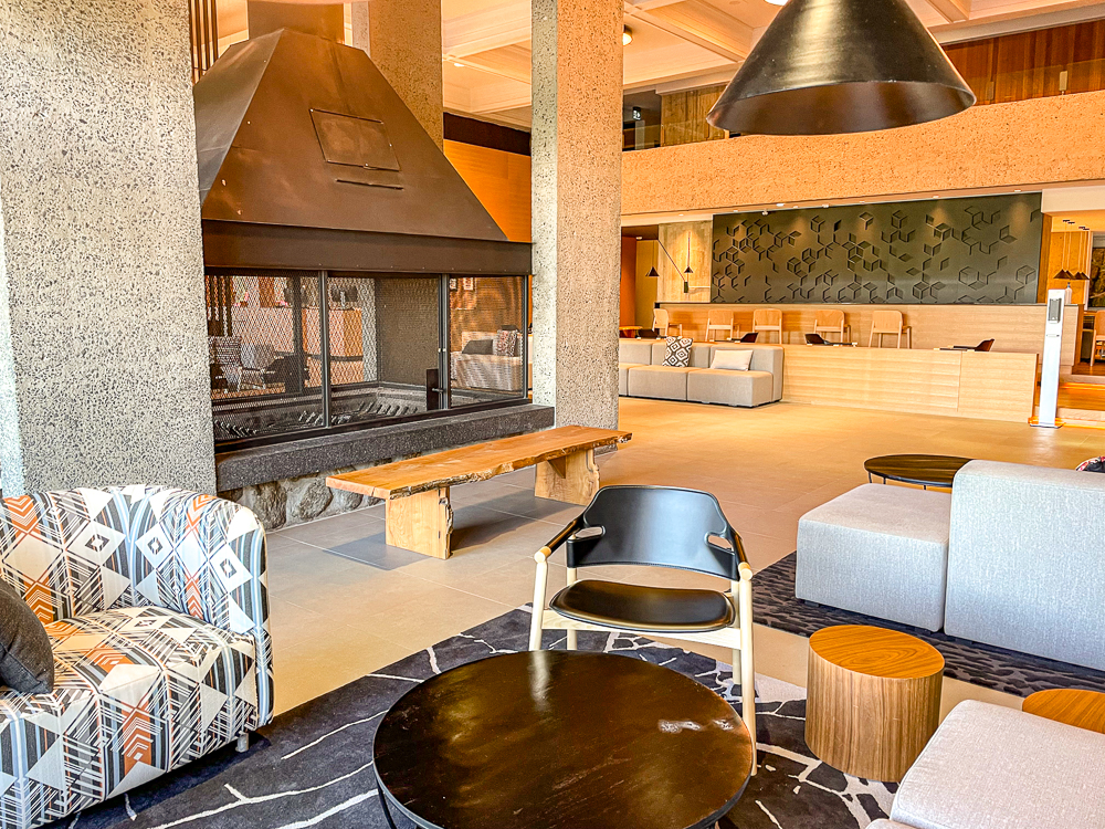 Foyer et fauteuils du hall du Delta Hotels Mont Saint Anne Marriott