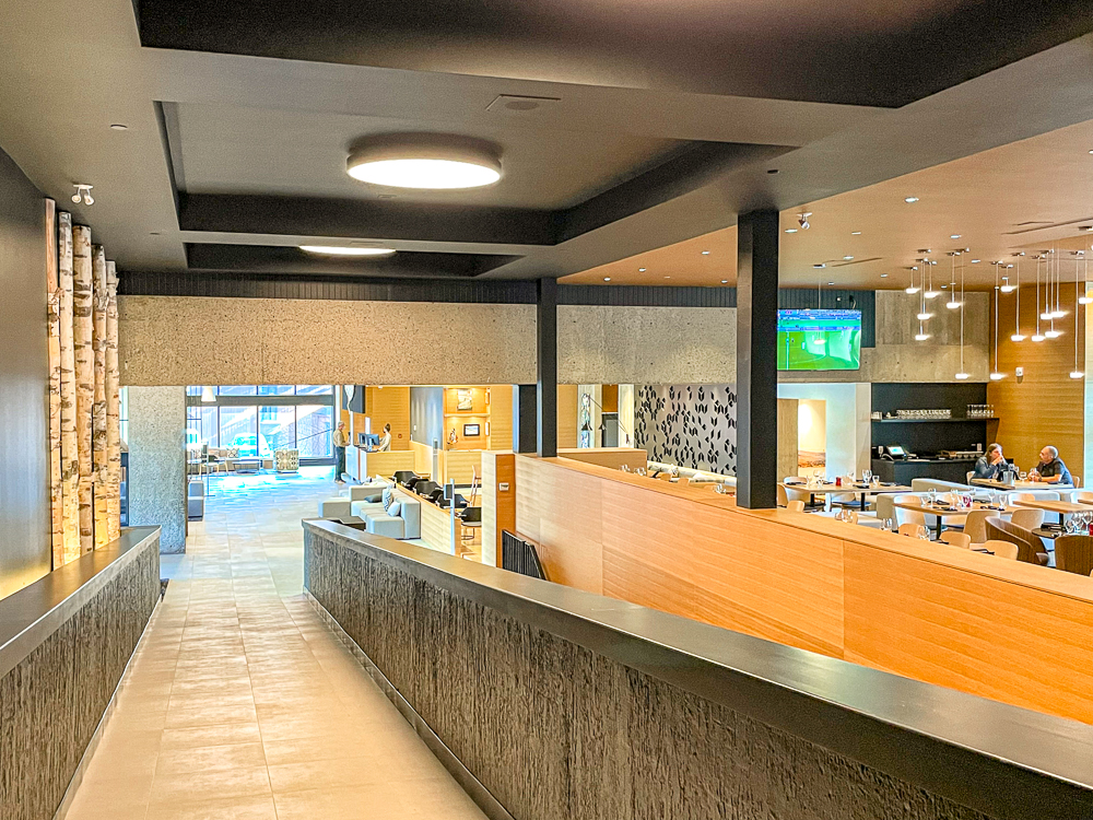 Hall et bistro du Delta Hotels Mont Saint Anne Marriott
