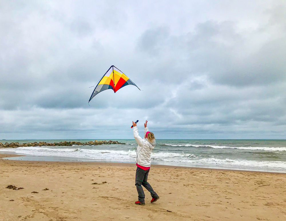 Personne qui fait voler un cerf volant