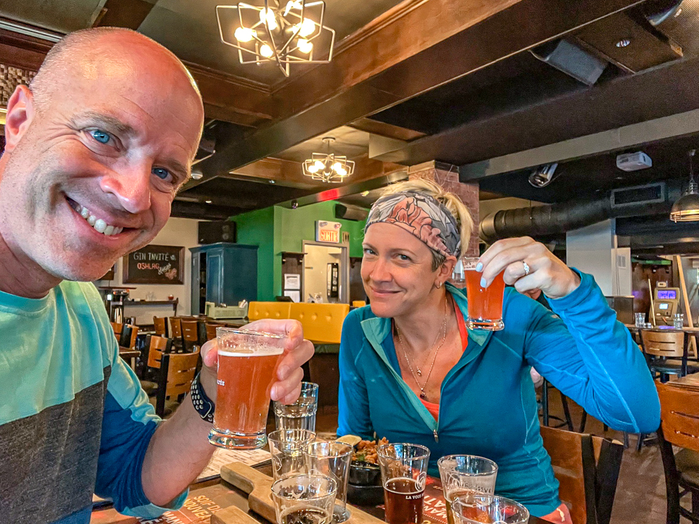 Deux personnes qui trinquent dans une brasserie du Saguenay