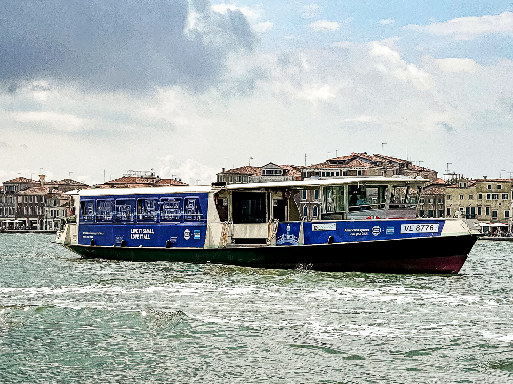Venise - Publicité American Express sur le Vaporetto