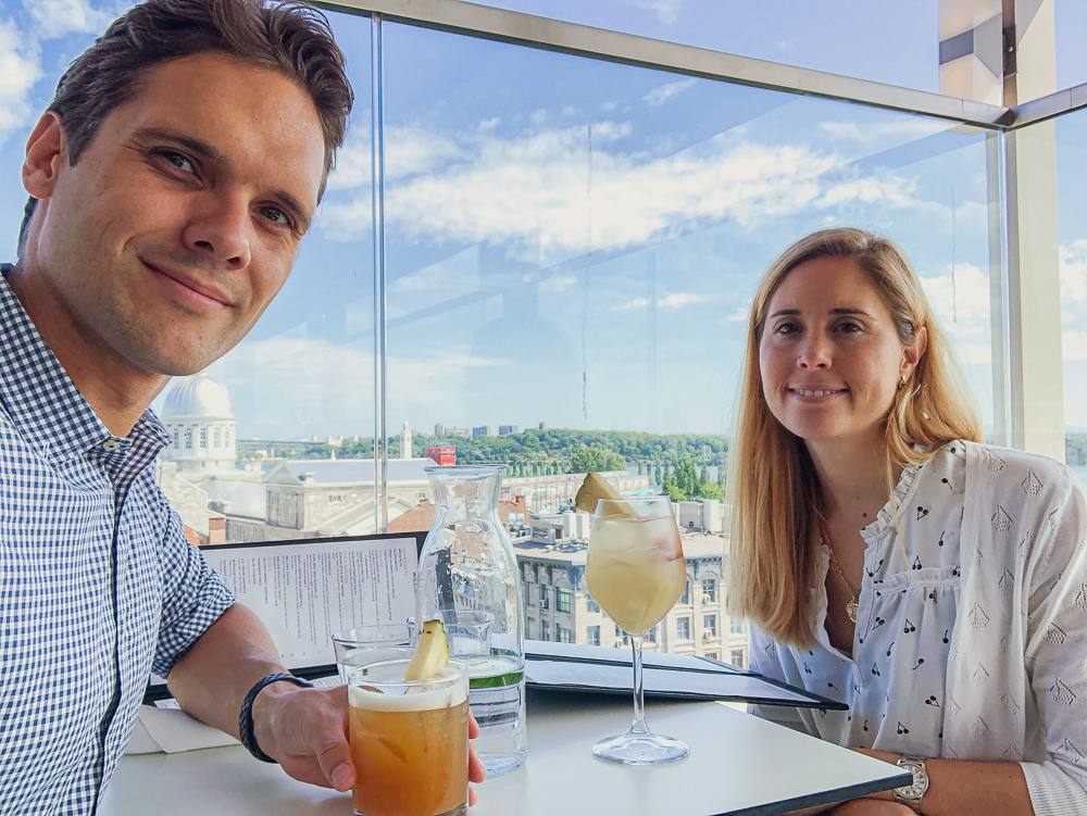 2 personnes qui prennent un verre sur la terrasse du william gray