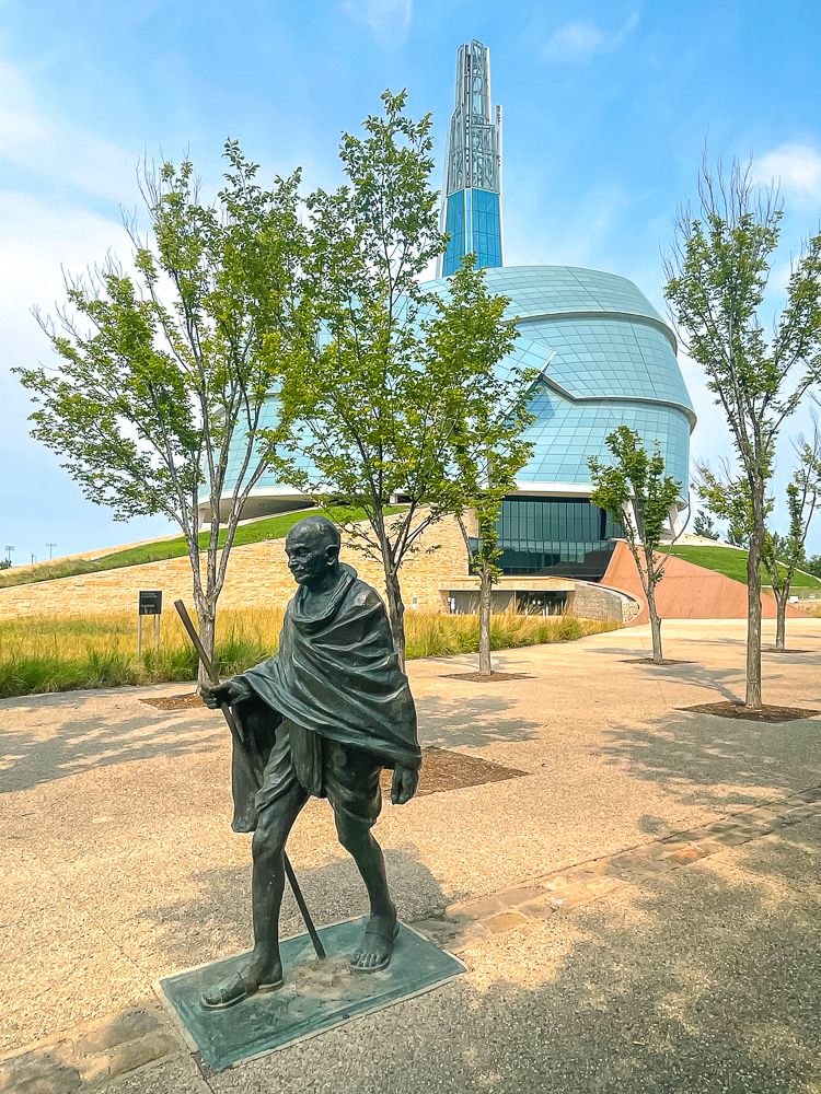La Fourche – Musée canadien pour les droits de la personne – Gandhi