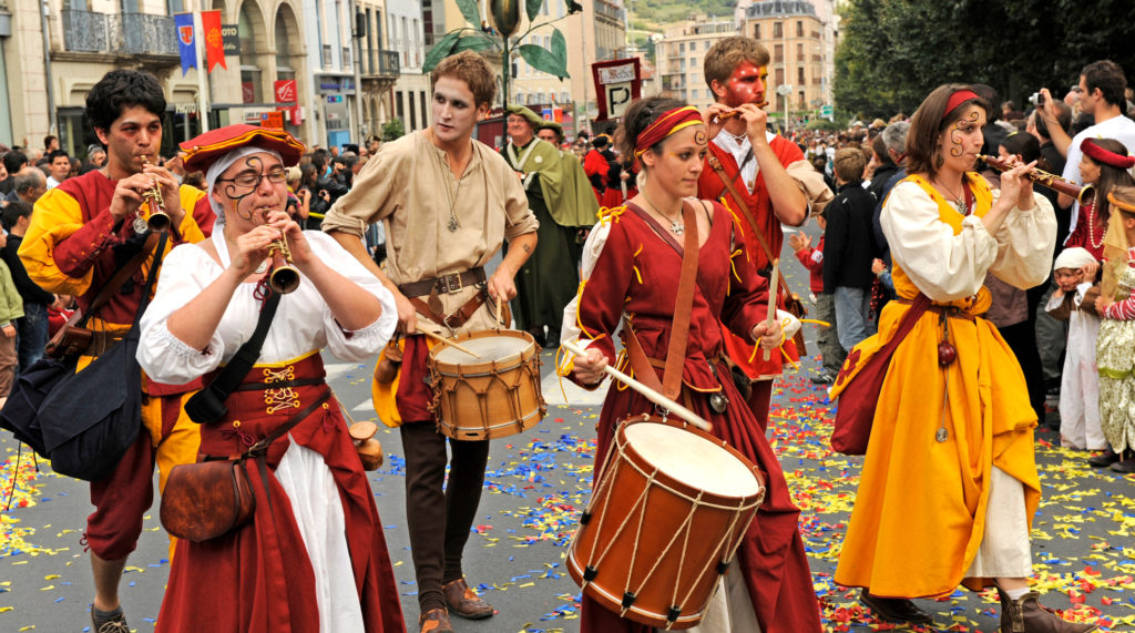 Le puy-en-Velay. Fêtes Renaissance du Roi de l'Oiseau. Crédit J. Damase / Auvergne-Rhône-Alpes Tourisme