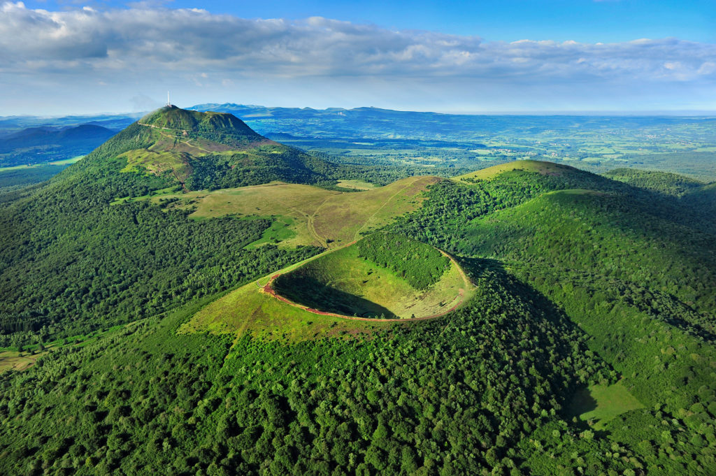 La chaîne des Puys : le Puy Pariou et le Puy de Dôme. Crédit J. Damase/Auvergne-Rhône-Alpes Tourisme