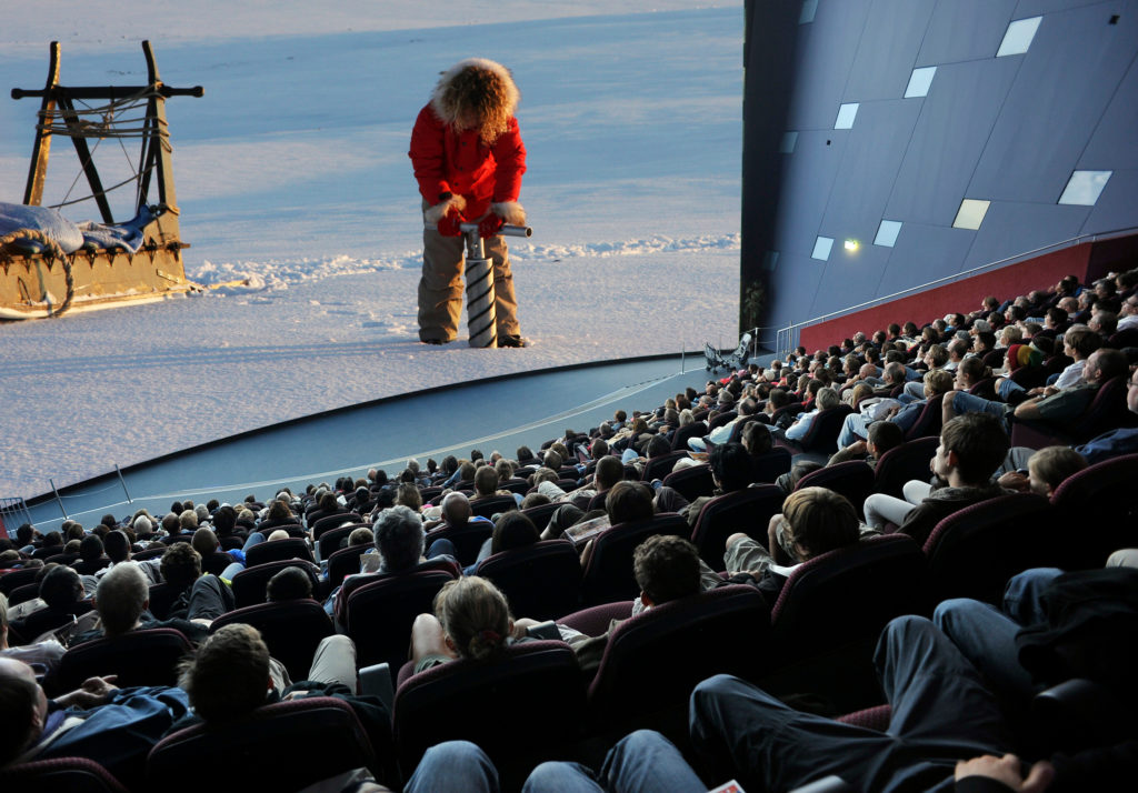 Parc Vulcania - Salle de cinéma dynamique. Crédit JChabanne/ Auvergne-Rhône-Alpes Tourisme
