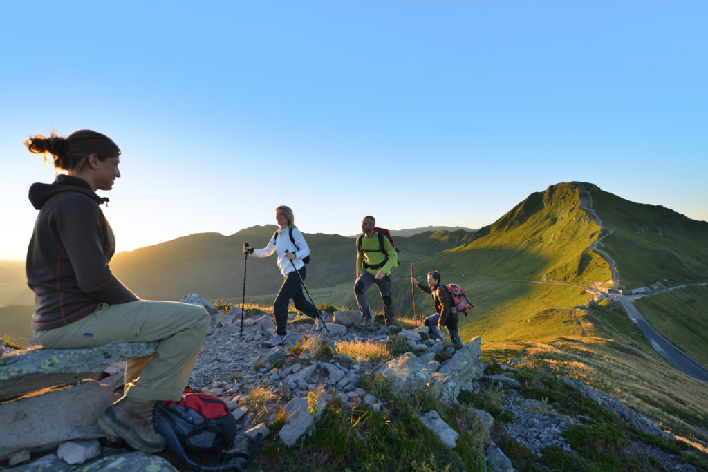 Randonnée sur le Puy Mary - Monts du Cantal (15). Crédit J. Damase / Auvergne-Rhône-Alpes Tourisme
