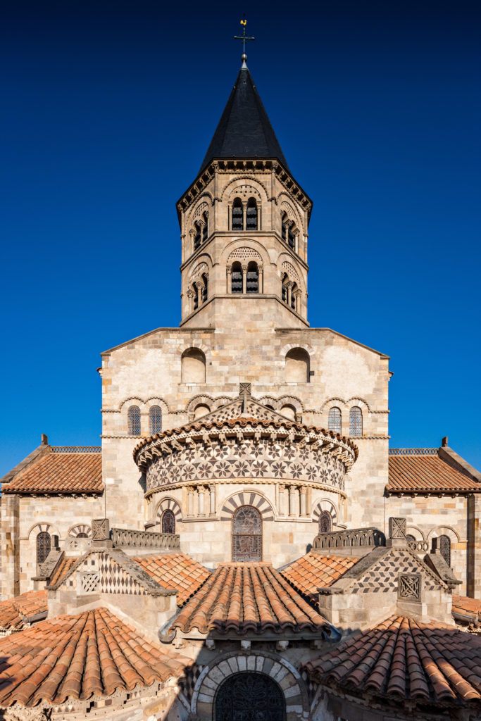 Clermont-Ferrand - Chevet de la Basilique Notre-Dame du Port. Crédit A.Frich/Auvergne-Rhône-Alpes Tourisme