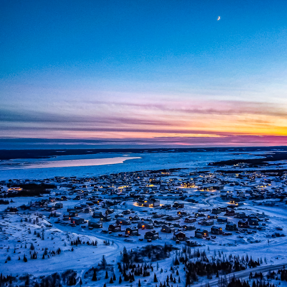 Vue en plongée de Kuujjuaq dans la pénombre - Crédit photo Maxence Chavanne