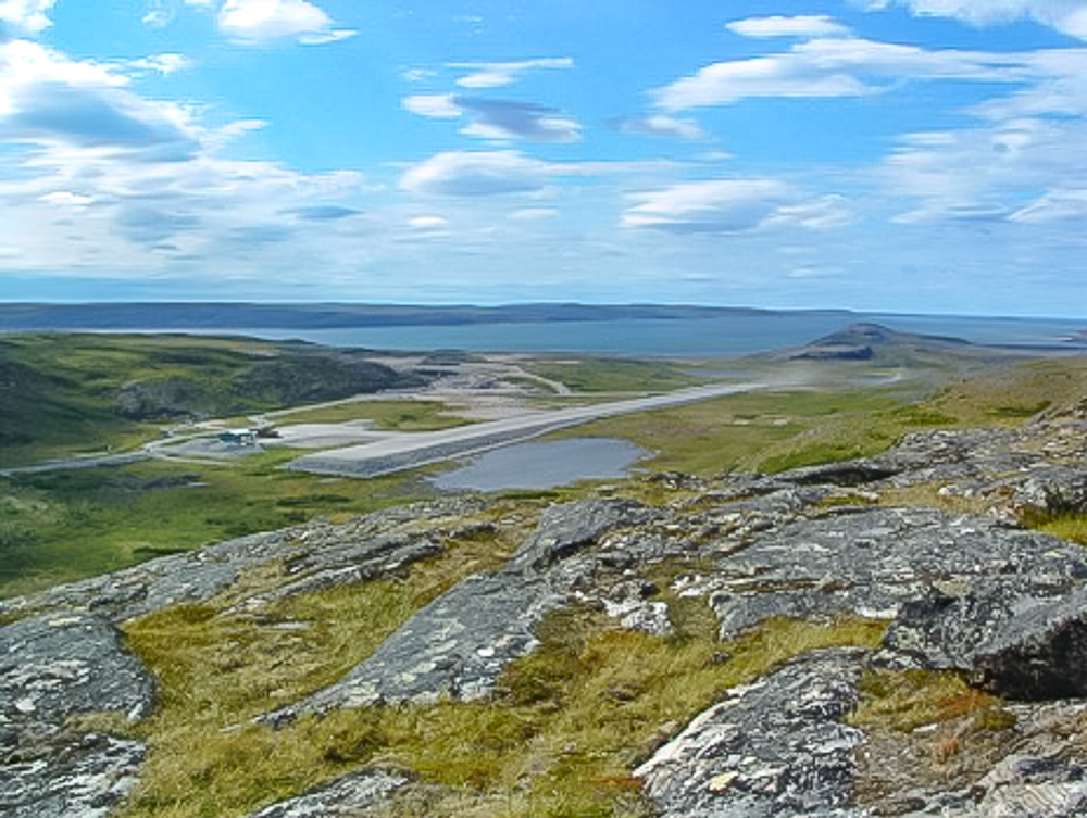 La piste d'atterrissage de Kangiqsualujjuaq avec la rivière George en arrière plan - Crédit Photo Lester Kovac