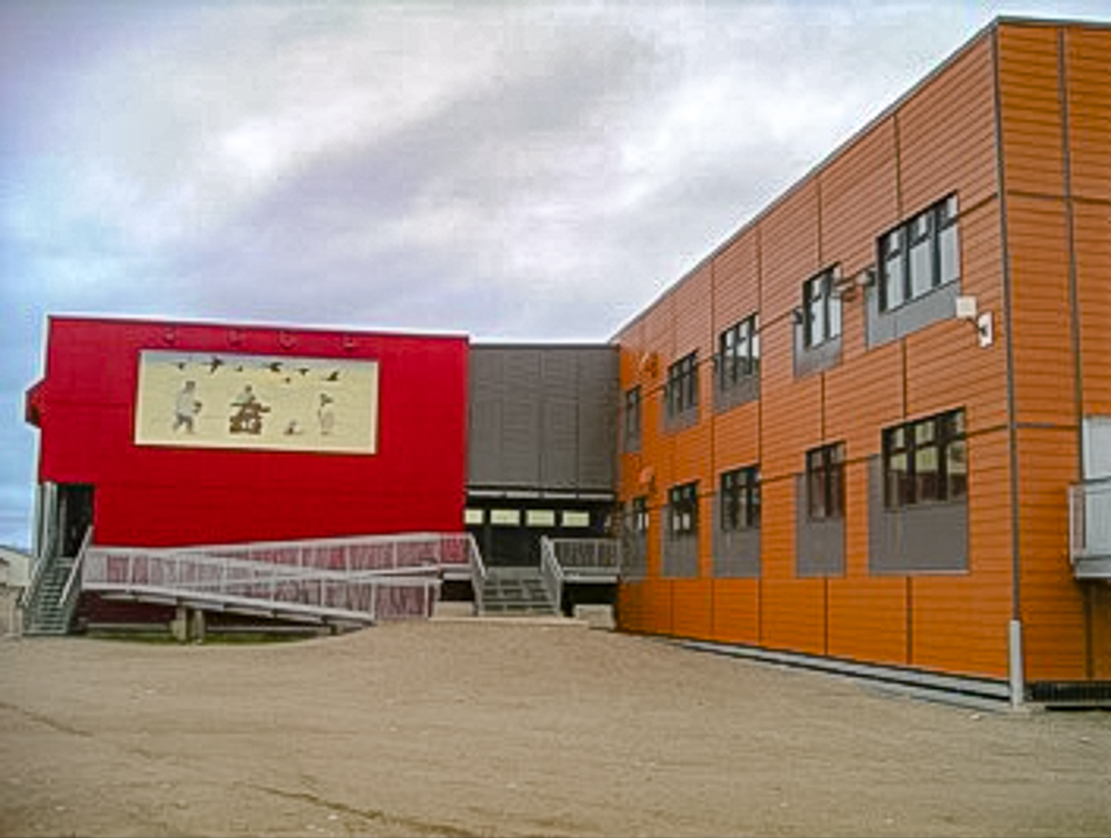 L'école Ajagudak accueillant les étudiants du primaire et du secondaire - Crédit Photo Lynette Chubb