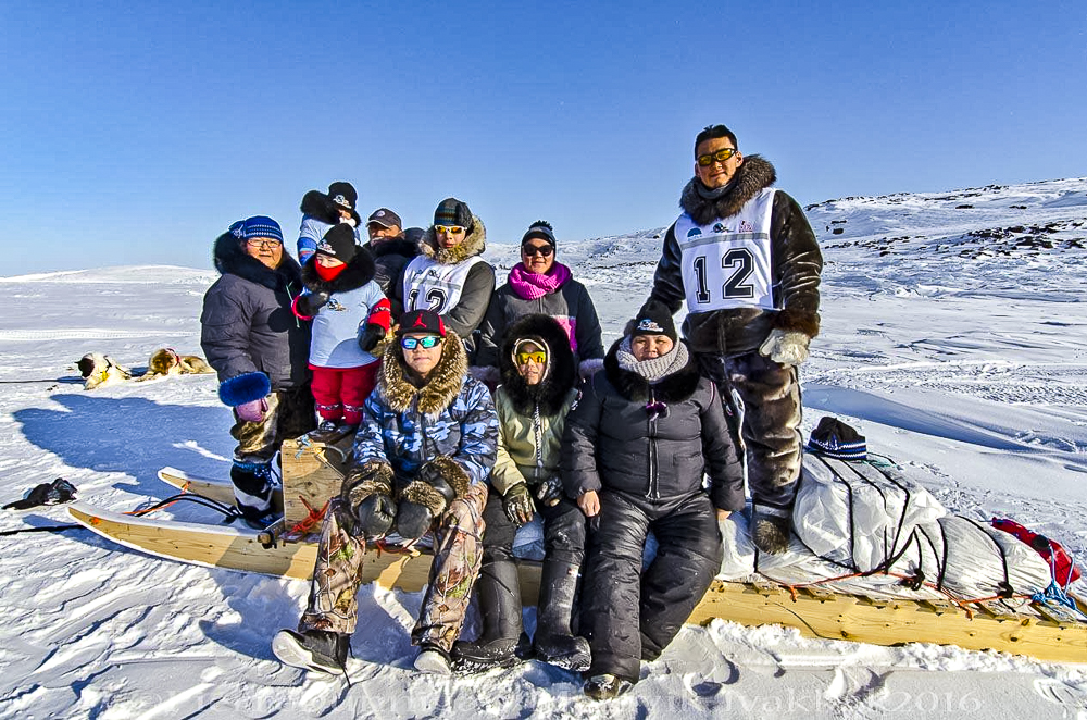 Les préparatifs vont bon train en préparation de la course annuelle de traineaux à chien Ivakkak- Crédit Photo String Fixer