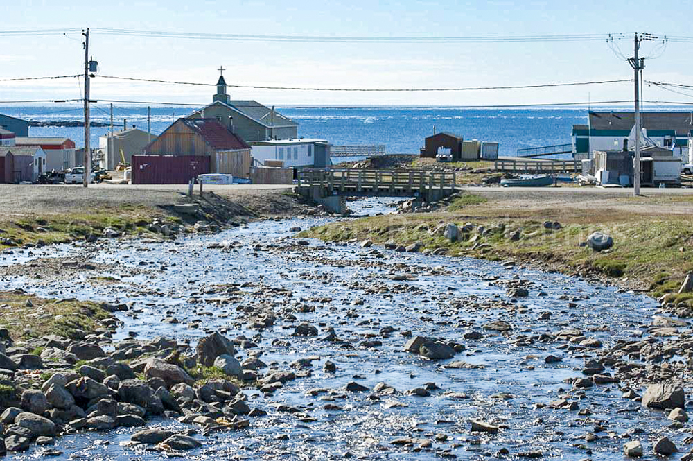 Une jolie petite rivière sépare le village de Quaqtaq en deux - Crédit Photo String Fixer