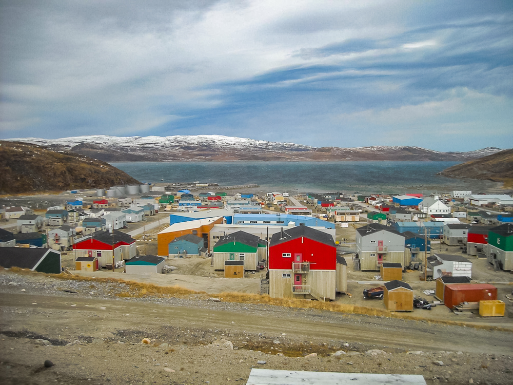 Salluit au printemps avec vue sur la Baie - Crédit Photo Diane Frappier