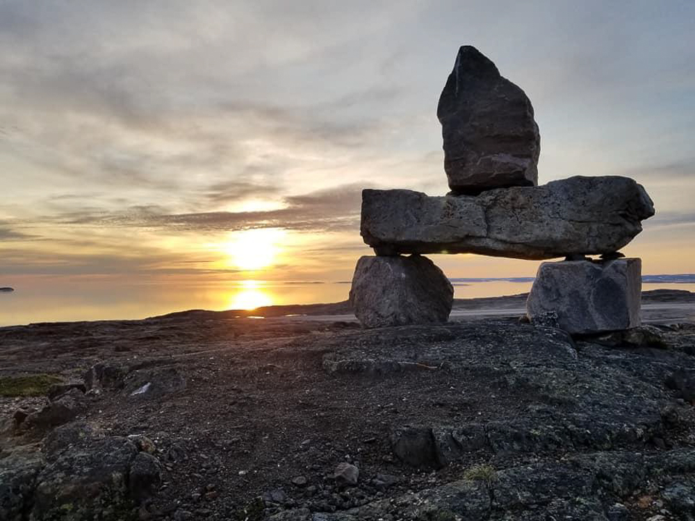 Un inukshuk, symbole Inuit fort à proximité du village - Crédit photo Catherine Gauvin