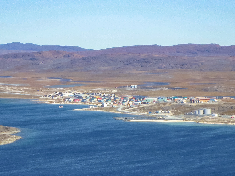 Vue d'ensemble d'Akulivik à partir de l'ile du Cap Smith - Crédit Photo Gabriel Lacoste-Piotte