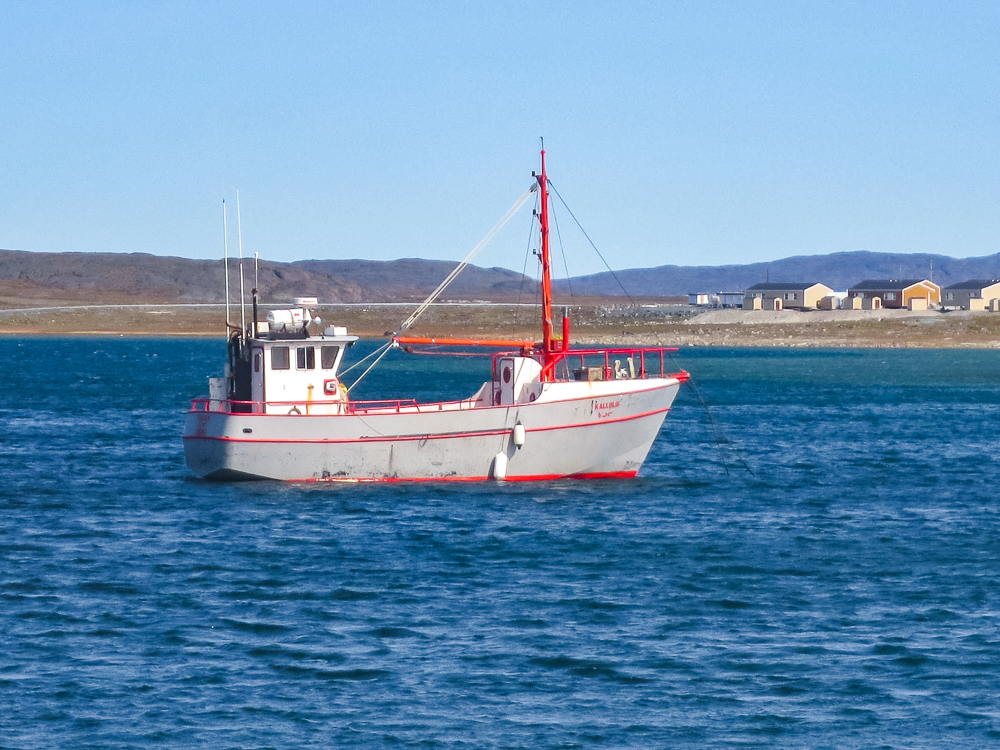 Une embarcation à proximité d'Akulivik, non loin de la marina - Crédit Photo Gabriel Lacoste-Piotte