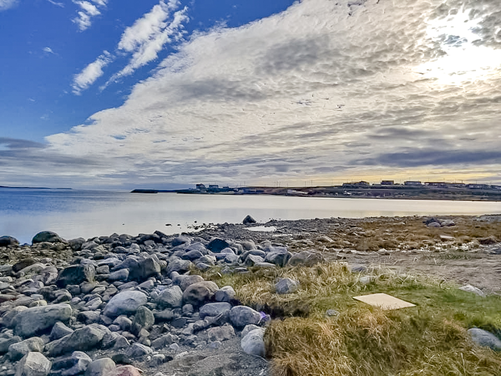 Les berges de Puvirnituq en été - Crédit photo Catherine Gauvin