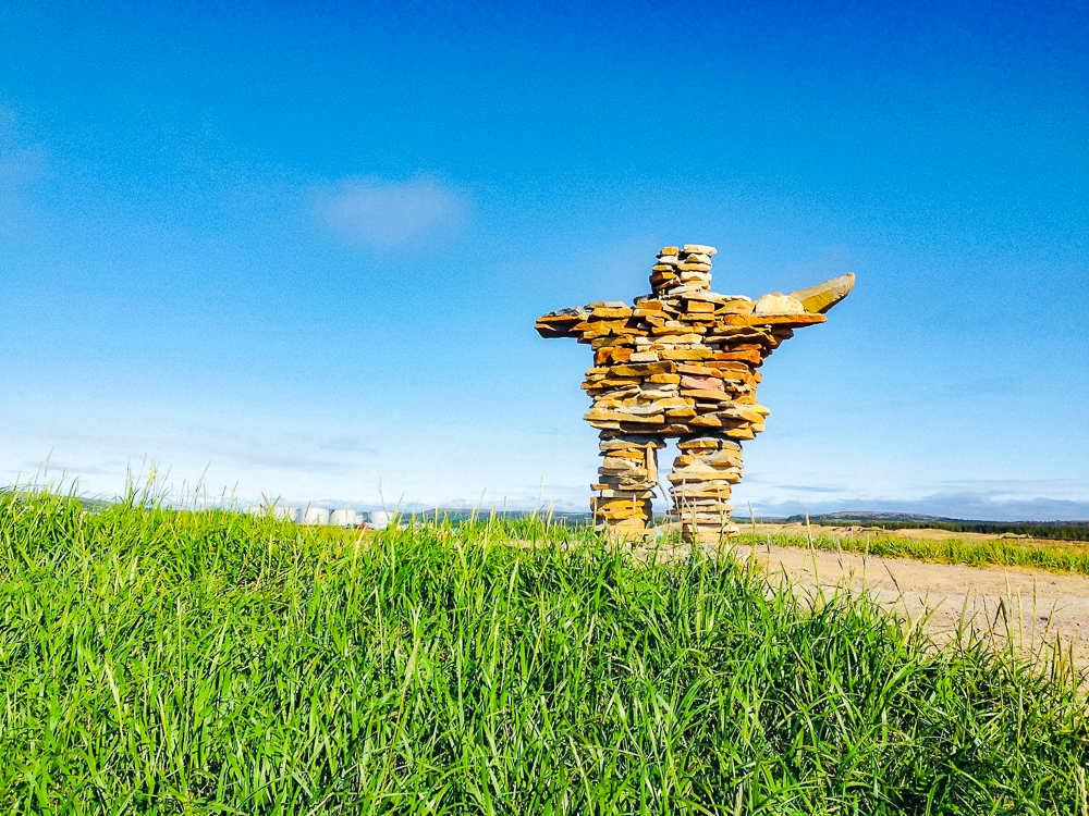 L'Inukshuk à l'entrée du village - Crédit Photo MathildeDebois56