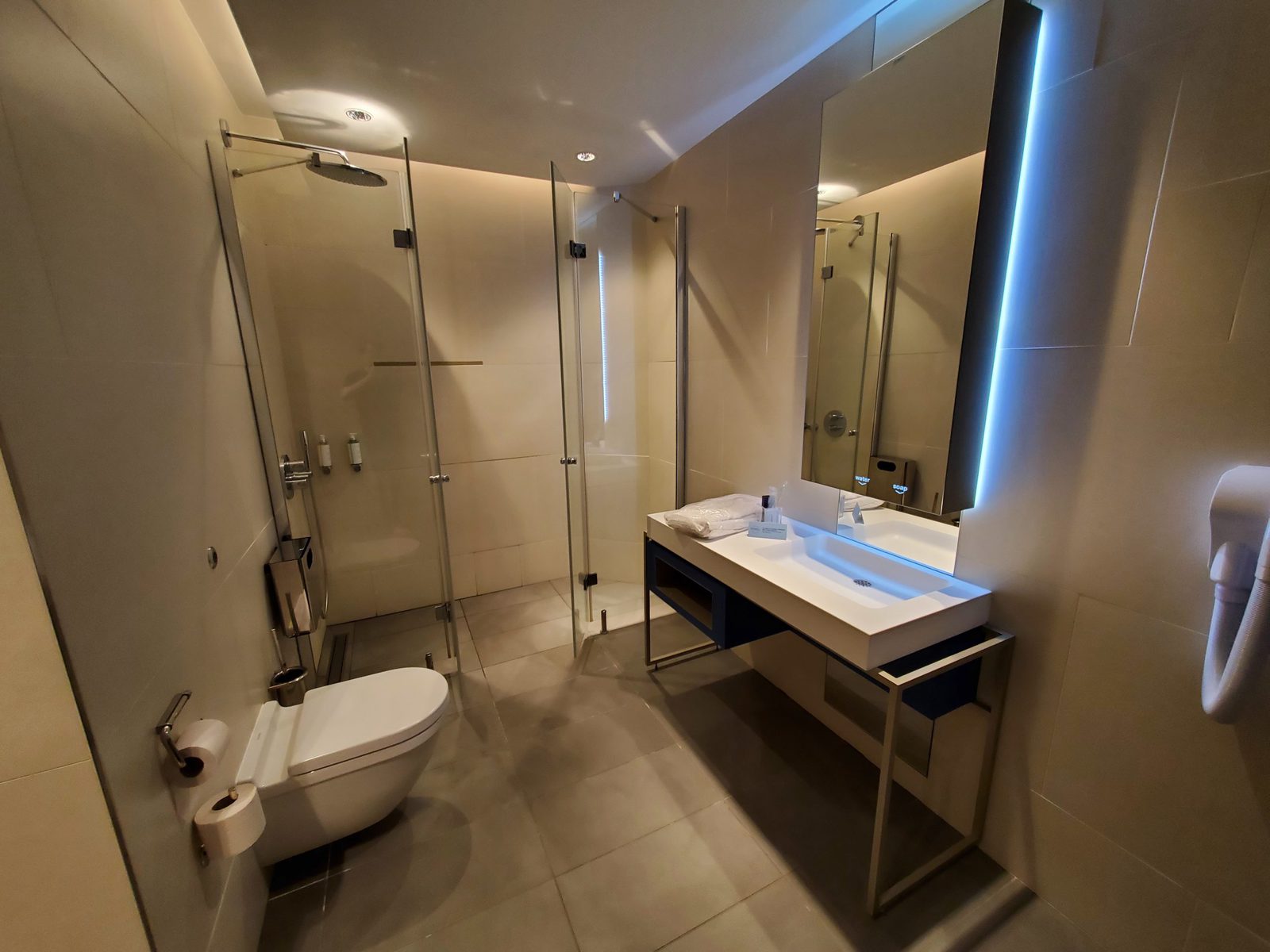 Air France lounge CDG Terminal 2E Hall L