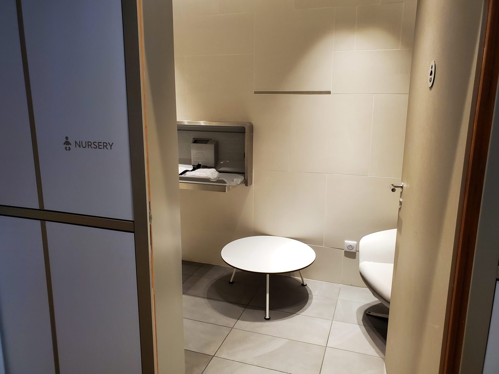 Air France lounge CDG Terminal 2E Hall L