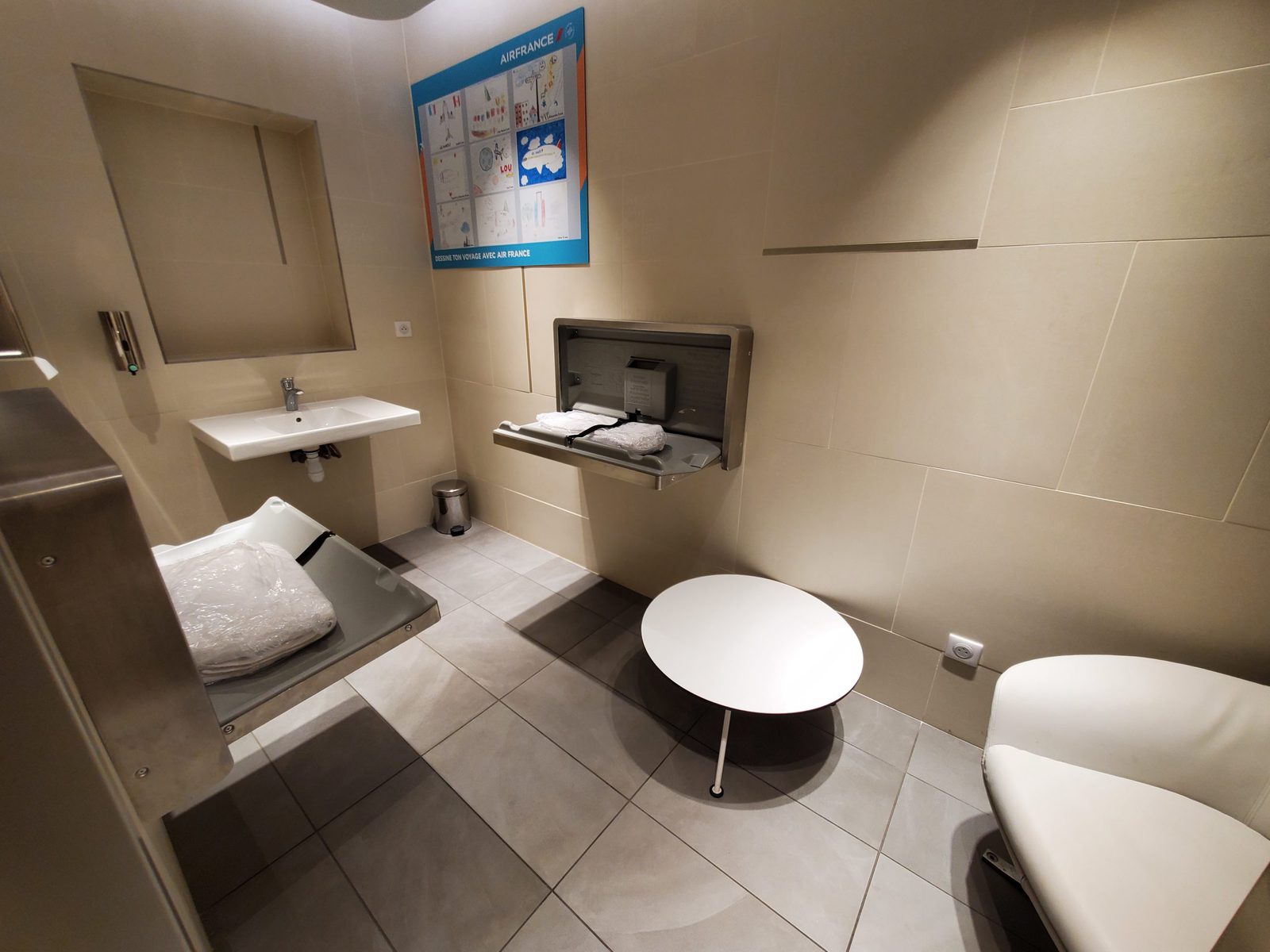 Air France lounge CDG Terminal 2E Hall L