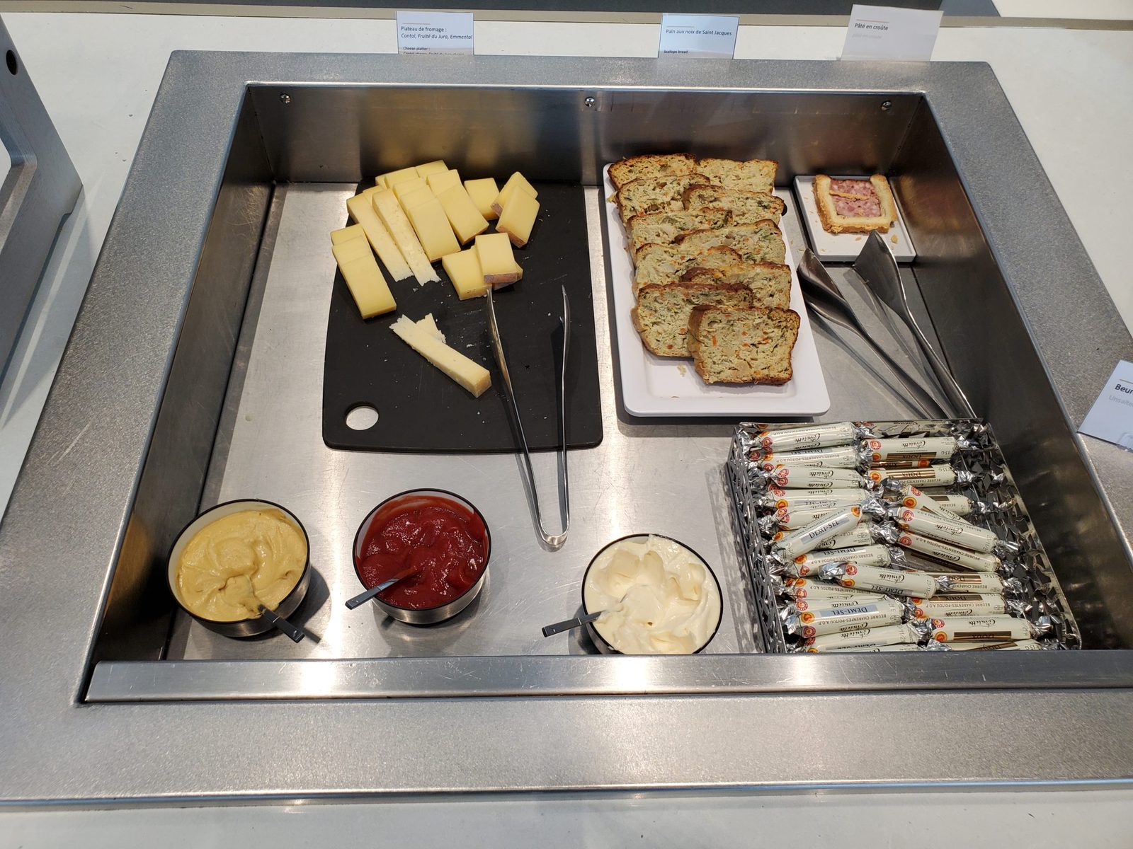 Air France lounge food and drinks