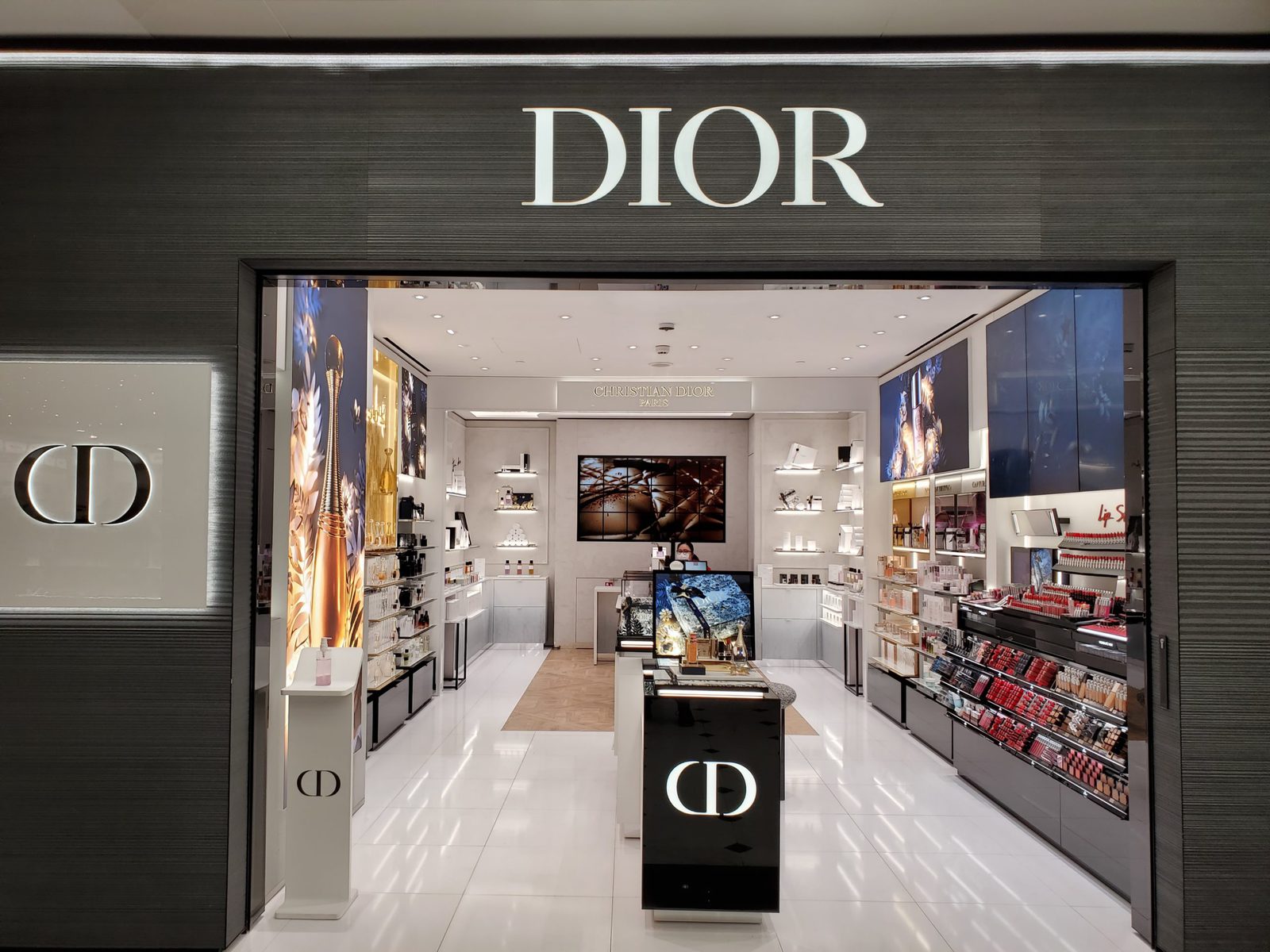 Air France lounge CDG Terminal 2E Hall L