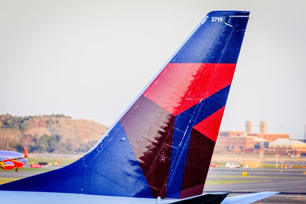 airline-4798729_1920