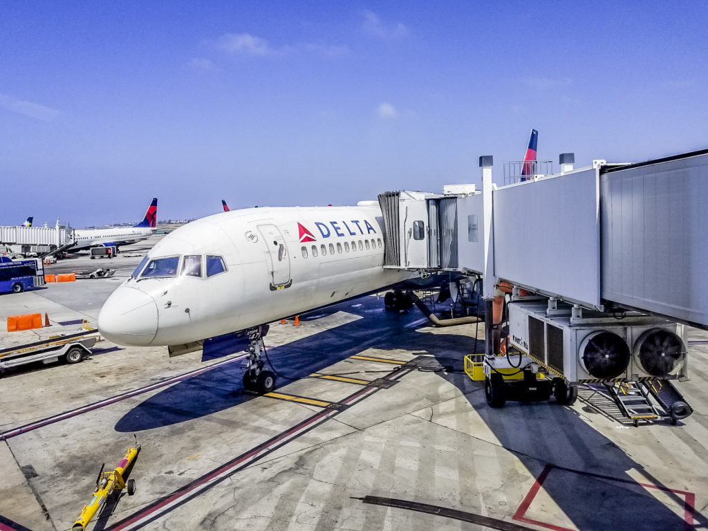 airplane-4602576_1920