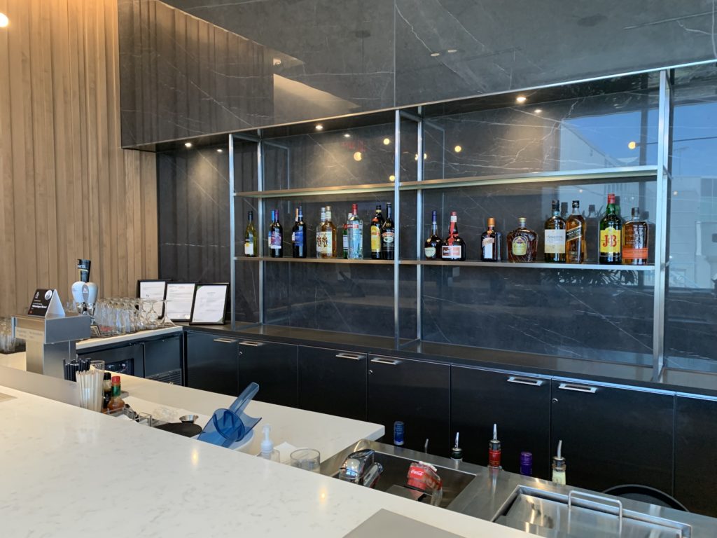 Salon Feuille Érable Saskatoon Bar