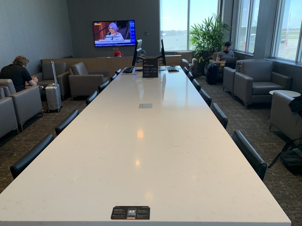 Salon Feuille Érable Saskatoon Table