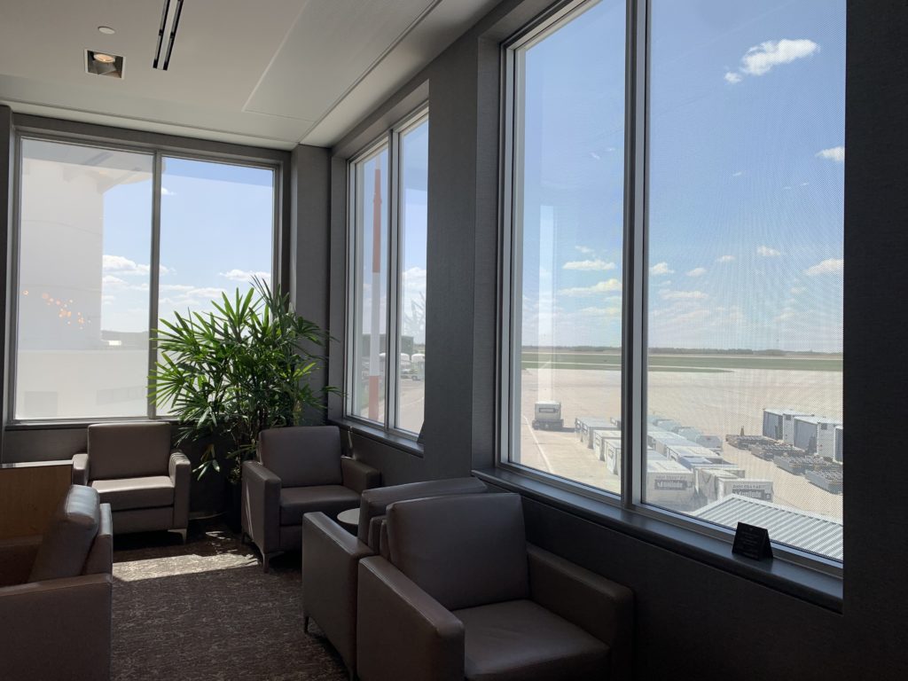 Salon Feuille Érable Saskatoon Tarmac