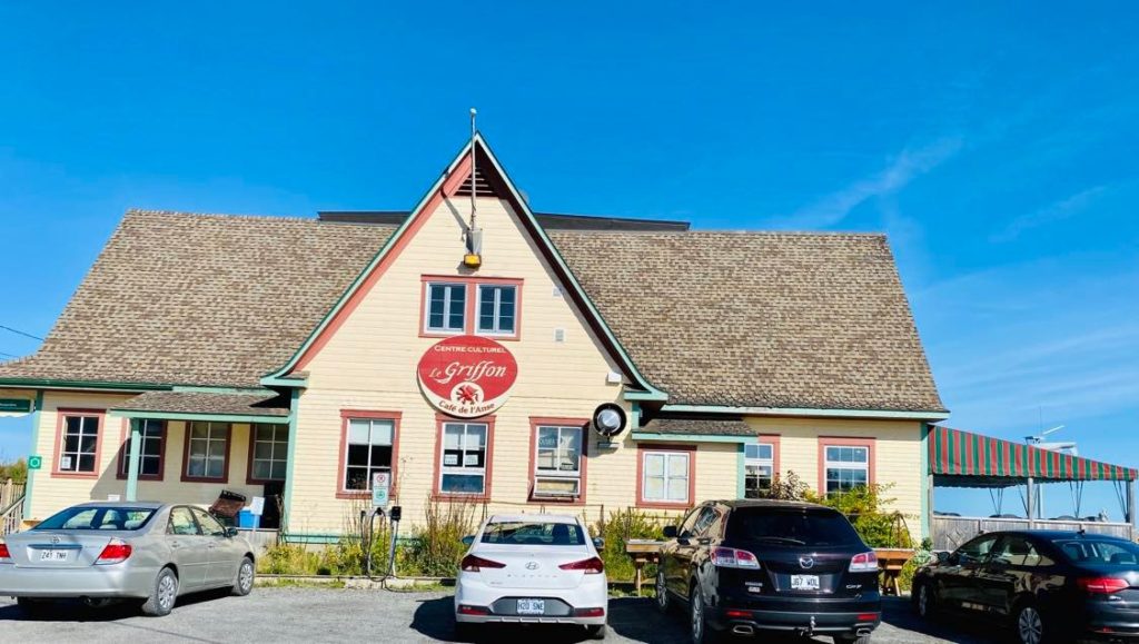 20. Le Café de l’Anse, situé dans le centre culturel Le Griffon - Marjorie D. Lafond