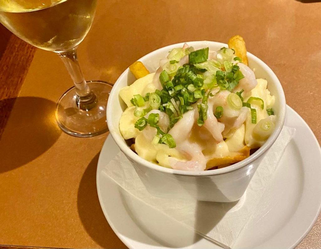 –. Poutine aux crevettes au bistro le Brise-Bise – Marjorie D. Lafond