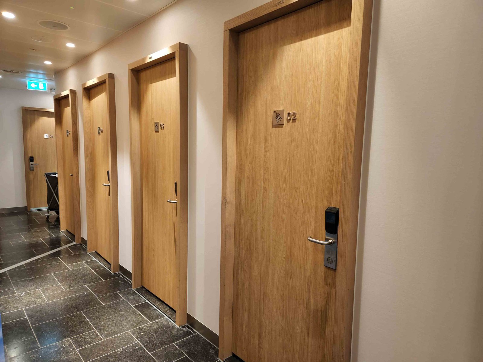 Klm Amsterdam Lounge Showers 1