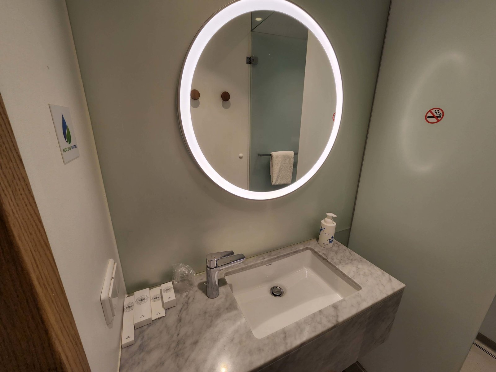 Klm Amsterdam Lounge Showers 1b