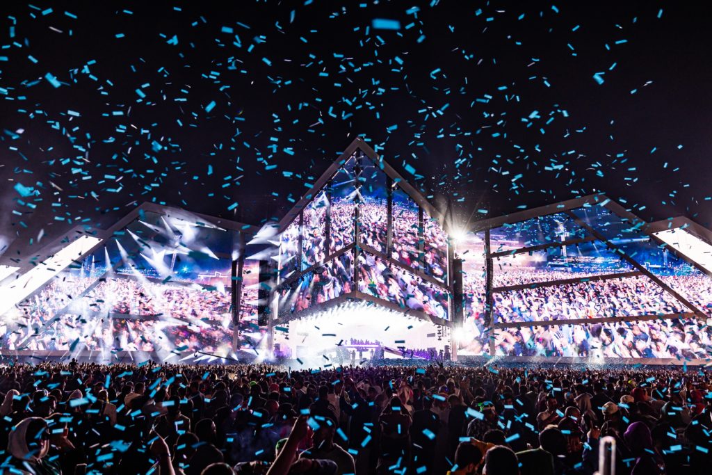 A Daily Crowd Of More Than 100000 People Have Descended On Banban