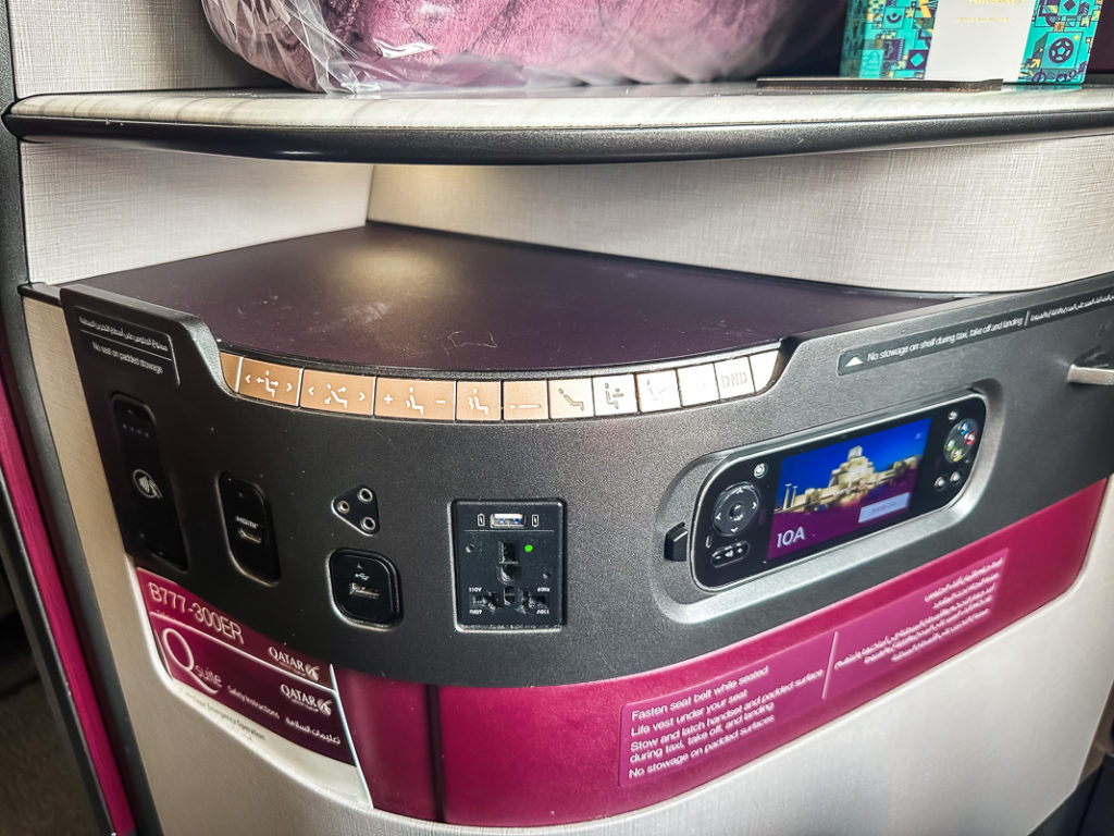 Qatar Airways B777-10