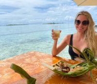 Dejeuner traditionnel les pieds dans l eau