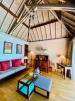 Salon et plancher de verre