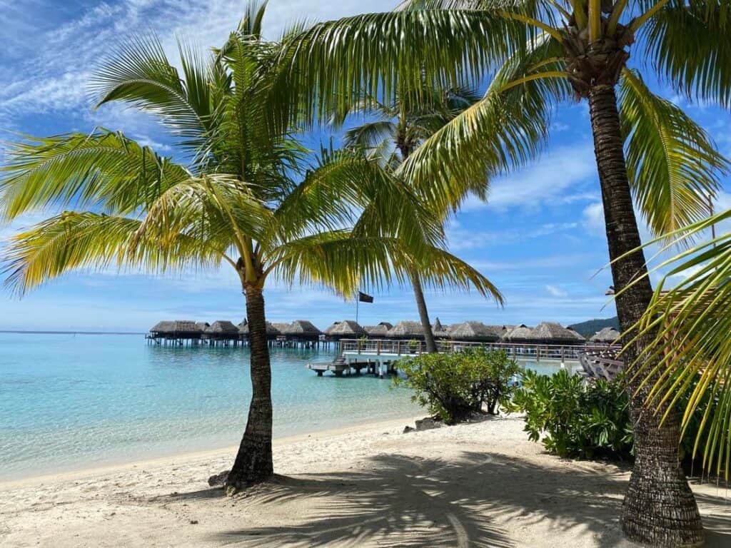 Vue des pilotis de la plage